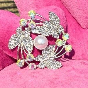 New Elegant Silver Pearl Butterfly Gorgeous Brooch